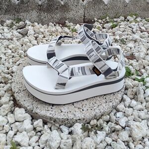 Teva Flatform Universal Sandal Chara Bright White 6US/37EU